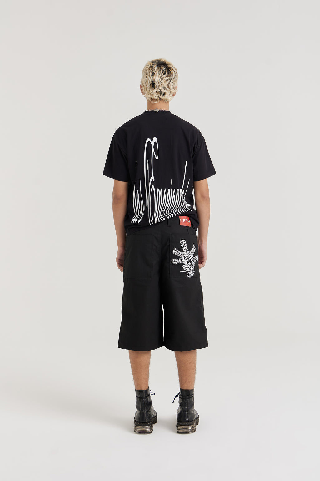Camiseta Boxy Pesadelo dos Emocionados Preta